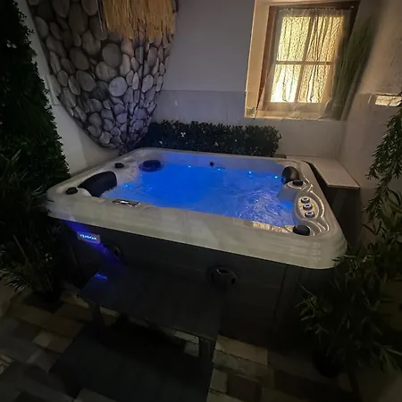 Maison Familiale A 2 Min A Pied De L'institut A Armand Calme Jeux Babyfoot Jacuzzi Proche * Saint-Laurent-dʼAigouze